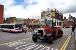 Chester - Grafschaft Cheshire, Nordwestengland. Die historische Hauptstadt der Grafschaft hat auch einen historischen Buss aus dem Jahr 1910. Hier handelt es sich aber um einen Nachbau von 1964, der aber viel mehr Aufmerksamkeit auf sich zieht, als der moderne Stadtbuss links im Bild. 13.8.2011