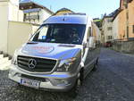 Mercedes-Benz Sprinter der Firma Holiday Express, Neuner Heiko, 6474 Jerzens Liss 233 steht an der Kirche in Ardez