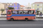 MINDELO (São Vicente), 23.03.2016, öPNV in der Inselhauptstadt mit einem Bus des japanischen Herstellers Isuzu