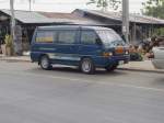 In Buri Ram am 14.02.2011 steht dieser Mitsubishi L 300 Kleinbus