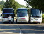 Dreierpack - Am 26.08.2016 warten in Linz (Rhein) drei Reisebusse auf ihre Fahrgäste.