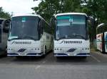 Zwei Bovareisebusse stehen in Speyer am Messplatz.