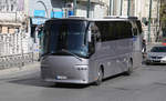 Ein Bova Reisebus ist hier am 6.3.2020 nahe dem Hadrian Tor in Athen in Richtung Synthagma Platz unterwegs.