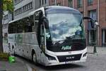 MAN Lion's Coach, von Kylltal Reisen, f�hrt eine Bushaltestelle in Maastricht an.10.2026