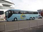 Vor der Kulisse des Mercedes-Museum in Stuttgart parkt ein MAN-Lion`s-Coach 3achs.