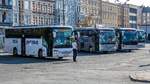 Vier Busse von 'SINDBAD eurobus' stehen wunderbar aufgestellt in Opole Główne (Hauptbahnhof).