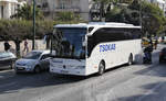 Ein Mercedes Tourismo Reisebus ist hier am 6.3.2020 nahe dem Hadrian Tor in Athen unterwegs.