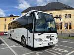 Mercedes - Benz Tourismo der Firma Unholzer aus dem oberbayerischen Landkreis Fürstenfeldbruck wartet auf einem Busparkplatz in Pilsen auf seine Reisegruppe, Mai 2022
