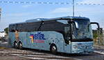 Vetter Touristik Reiseverkehrs GmbH mit einem MB TOURISMO Reisebus am 27.09.23 Höhe Bahnübergang Bahnhof Rodleben.