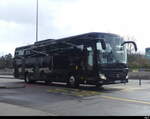 Reisebus - Schwarzer Mercedes Tourismo FV-194-EN bei der zufahrt zu den Bus Haltestellen vor dem Flughafen in Genf am 24.03.2024