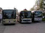 Mercedes-Bus ^3; (2xPostBus-Integro und 1x Tourismo) stehen am Bahnhofvorplatz in Ried i.I.; 090408