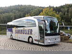 Mercedes-Benz Travego der Firma Sammüler aus Rgensburg steht auf dem Parkplatz an der Elbe in Bad Schandau nahe dem Rathhaus am 15. Oktober 2021.