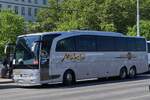 W 8851MW, Mercedes Benz Travego, aufgenommen am Schwedenplatz in Wien.