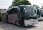 Ein MB-Travego, der Fa Schnaith aus Tbingen, auf dem Parkplatz der Gartenbauausstellung in Villingen-Schwenningen. Am 15.7.2010