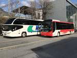 Ein Neoplan Starliner und ein MAN Lion‘s Regio von Ruffiner Turtmann am 28.10.17 auf dem Bahnhofplatz Brig, für den Bahnersatz zwischen Brig und Fiesch.