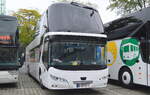 Ein Neoplan Skyliner Reisebus in weiß ohne Firmenbeschriftung aus Deutschland am 23.09.21 Parkplatz Berlin Zoologischer Garten.
