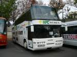 Neoplan von HPC-Reisen steht auf einem Parkplatz an der Seine, 11.10.2009