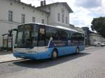 Neoplan-Reisebus auf der Linie 892 am S-Bahnhof Bernau.