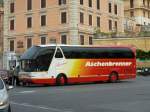 Neoplan Starliner N 516SHD des Reiseunternehmens ASCHENBRENNER ist unterwegs in Frascati/Italien, Oktober 2010