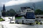 In der Region Voss ist eine der modernsten Busflotten des Landes unterwegs. Trotzdem sind noch einzelne ltere Fahrzeuge zu sehen, beispielsweise dieser Scania/Vest-Reisebus am 6.7.2010 am Bahnhof Voss. 