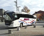 Scania Bus von Hartl Touristik aus Irlbach am Bahnhofsvorplatz von Plattling 30.10.2016.