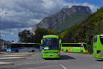 Scania Touring und ein anderer Bus von Flixbus, verlassen den Busbahnhof von Grenoble.