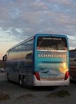 Setra 416 HDH  Starcar  (SO 21950) am Nordkapp, Norwegen, Schneider Reisen und Transport AG, Langendorf, Aufgenommen am 22. Juli 2016.
Kurz vor Mitternacht reflektiert die Mitternachtssonne auf dem Bus.