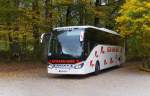 Viele Reisegruppen besuchen per Bus Schloss Linderhof. Ein Setra der Firma Scharnagel Reisen bringt die Touristen nach dem Schlossbesuch zu ihrer nächsten Station. 09.10.2015