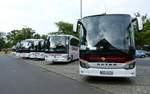 Gruppenfoto mit fünf Reisebussen (Setra, MB, MAN) von 'Schomaker Reisen', gesehen in Berlin /Hardenbergplatz, im August 2020.