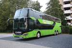 Betriebspause vor einem Hotel in Uithoorn bei Amsterdam hatte dieser Flix Bus Setra S 531 DT am 7.10.2023.