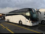 Reisecar - Setra S 516 HD  abgestellt auf einem Parkplatz bei einer Garage in Kerzers am 31.12.2023