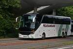 1-XKC-541, Setra S 517 HDH, von PELIKAANCAARS, wartet an der Haltebuch auf die Reisegesellschaft.