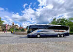 Dieser VDL Futura Reisebus steht hier am 3.6.2026 an der Bushaltestelle unterhalb der Burg in Loket in Tschechien.