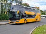 Setra S 513 DT von RegioJet verl��t hier am 3.6.2026 den Busparkplatz am Stadtbahnhof in Karlovy Vary (Karlsbad).