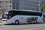 Setra S 515 HD, von Viking, aufgenommen am Schwedenplatz in Wien.