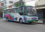 Dieser Reisebus von HINO war am Morgen des 13.02.2011 in der Stadt Buri Ram in Thailand geparkt.