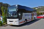 99-BLX-4, VanHool EX des Busreise Unternehmens Bak aus Alkmaar (NL) steht am Rand der Umsteige Bushaltestelle in Vianden. 04.2022 