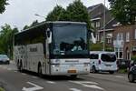 VanHool T 917, von biesmans tours, fuhr mir in den Straßen von Maastricht vor die Linse. 05.2023