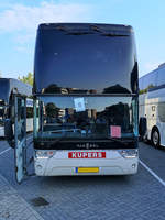 Ein VanHool TX27 Astromega der Firma Kupers Mitte Juli 2018 auf dem Busbahnhof Breda-Prinsenbeek.
