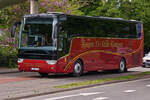 Van Hool TX von „de Stille Kempen“ aus Belgien, biegt in die Parkbucht für Busse in Maastricht ein.