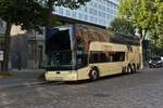 VanHool TX9, von toptour, aus Aarschot in Belgien, gesehen in Maastricht. 06.10.2023 