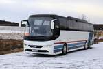 Dreiachser Volvo Reisebus eines kleinen Privatunternehmers am 8.2.2020 am Barnafoss auf Island.