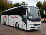 Volvo 9900 von Hisinge Buss aus Schweden im Stadthafen Sassnitz am 22.10.2016