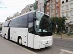 VOLVO-Bus von KÜLÖNJARAT, wartet in der ungarischen Hauptstadt auf eine Reisegruppe; 130827