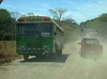 Überlandbus Nicoya-Nosara (55 km) begegnet uns auf der immer noch ungeteerten Holperstrasse bei Garza, Costa Rica.