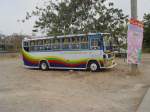 Dieser kleine Bus ist am 15.02.2011 vor einer Schule in der thailändischen Kleinstadt Lamplaimat geparkt.