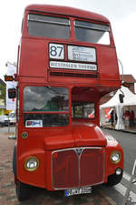 Dieser britische AEC Routemaster dient hier als Werbeträger.