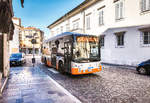 Ein BredaMenarinibus Vivacity von APT, fährt am 14.10.2017 kurz vor der Haltestelle Gorizia Piazza Vittoria vorüber.
Unterwegs war der Bus auf der Görzer Stadtbuslinie 1 (Gorizia Via Caprin - Gorizia Sant’Andrea Via San Michele).