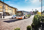 Ein BredaMenarinibus Vivacity von APT, fährt am 14.10.2017 bei der Haltestelle Gorizia Piazza Vittoria vorüber.