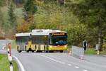 Postauto Hess Buszug 'BE 669 359' aus Laupen, am 2.11.19 bei der Anfahrt auf die provisorische Haltestelle bei der Abzweigung Zweilütschinen.